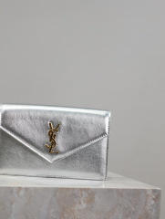 Yves Saint Laurent Umschlagtasche Größe: 22,5 x 14 x 4 cm