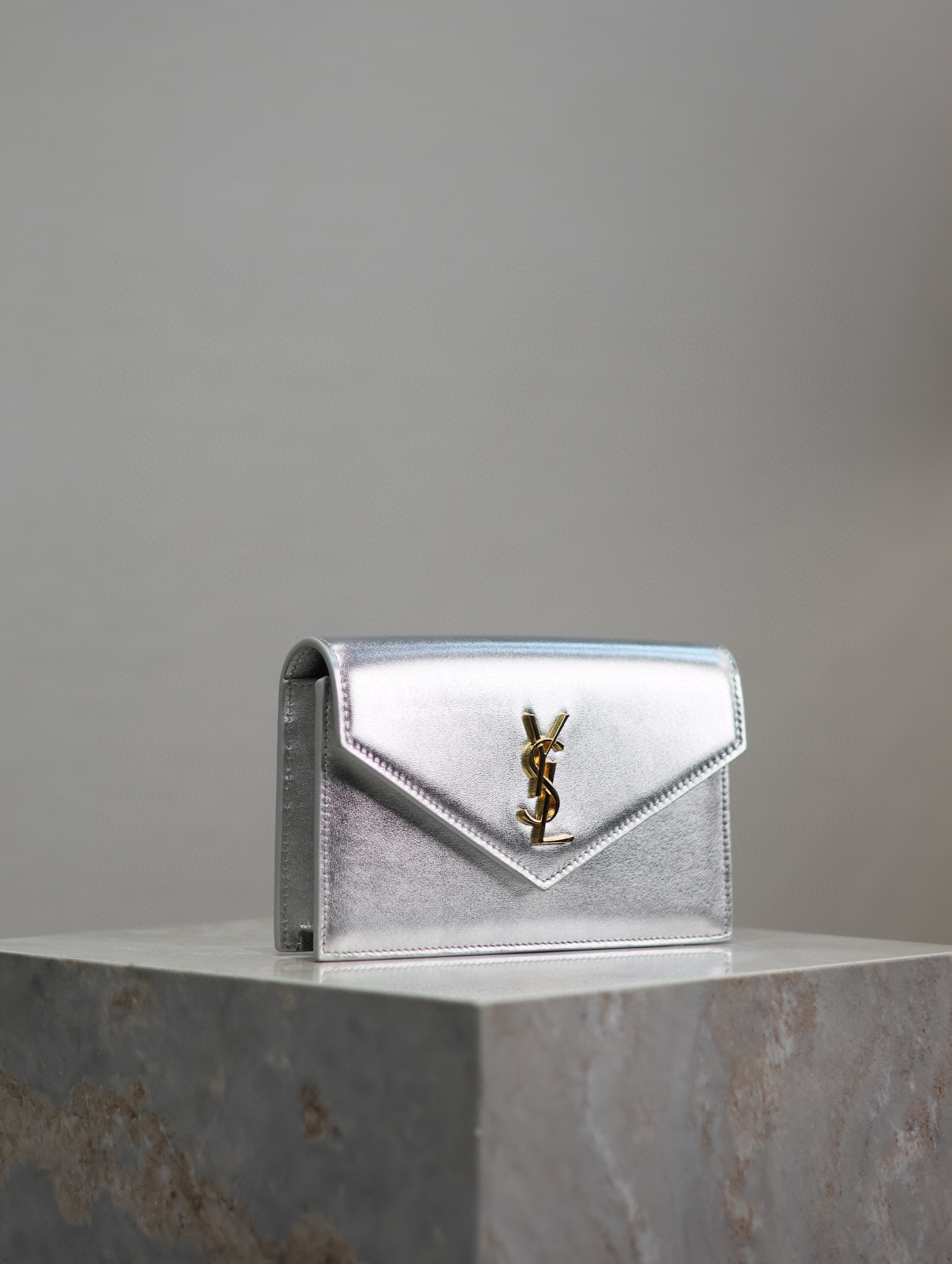 Yves Saint Laurent Umschlagtasche Größe: 22,5 x 14 x 4 cm