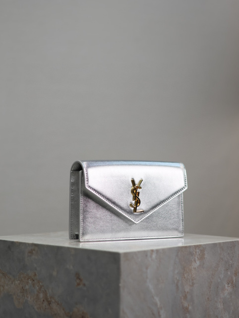 Yves Saint Laurent Umschlagtasche Größe: 22,5 x 14 x 4 cm