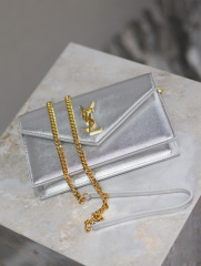 Yves Saint Laurent Umschlagtasche Größe: 22,5 x 14 x 4 cm