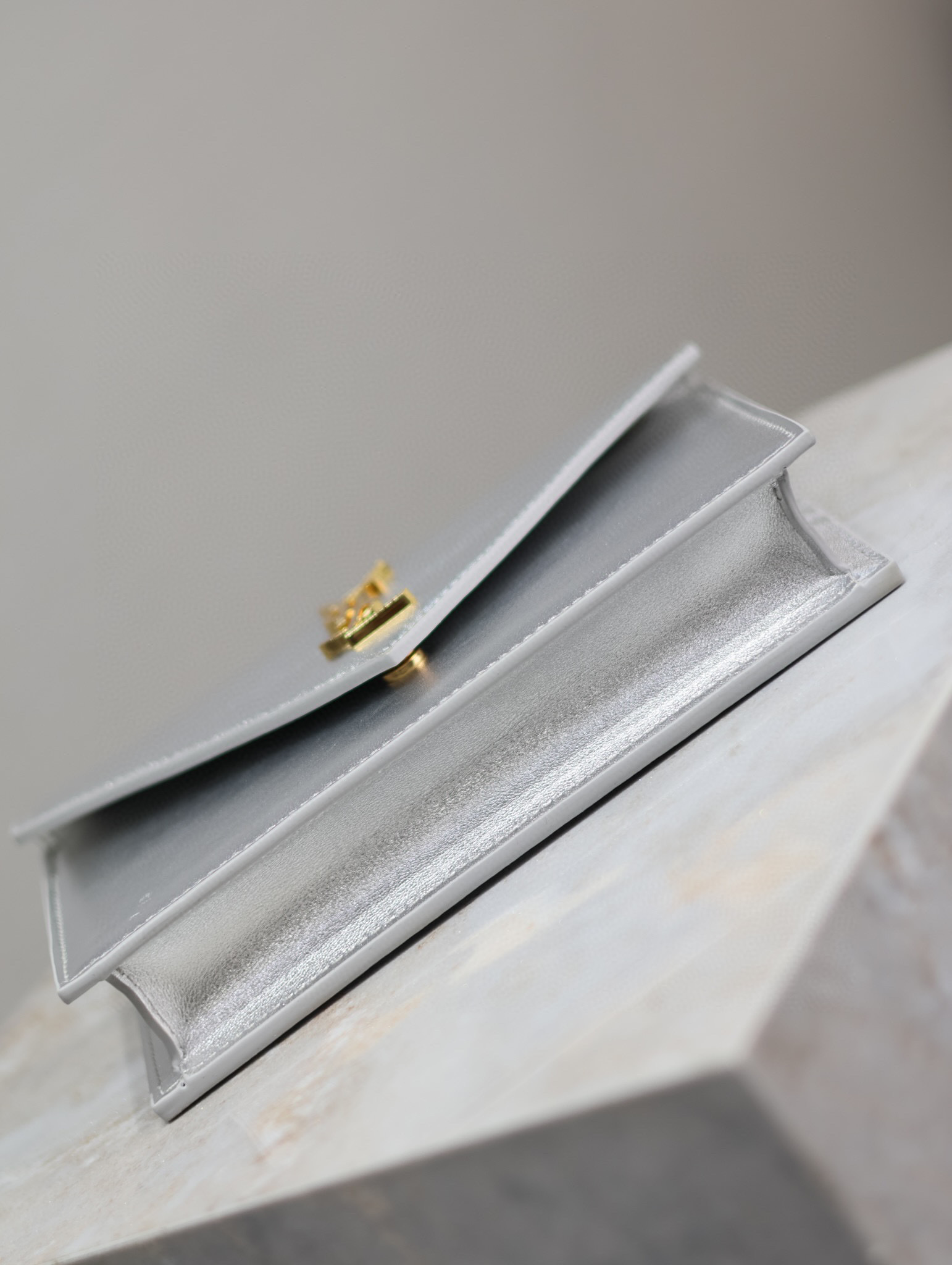 Yves Saint Laurent Umschlagtasche Größe: 22,5 x 14 x 4 cm