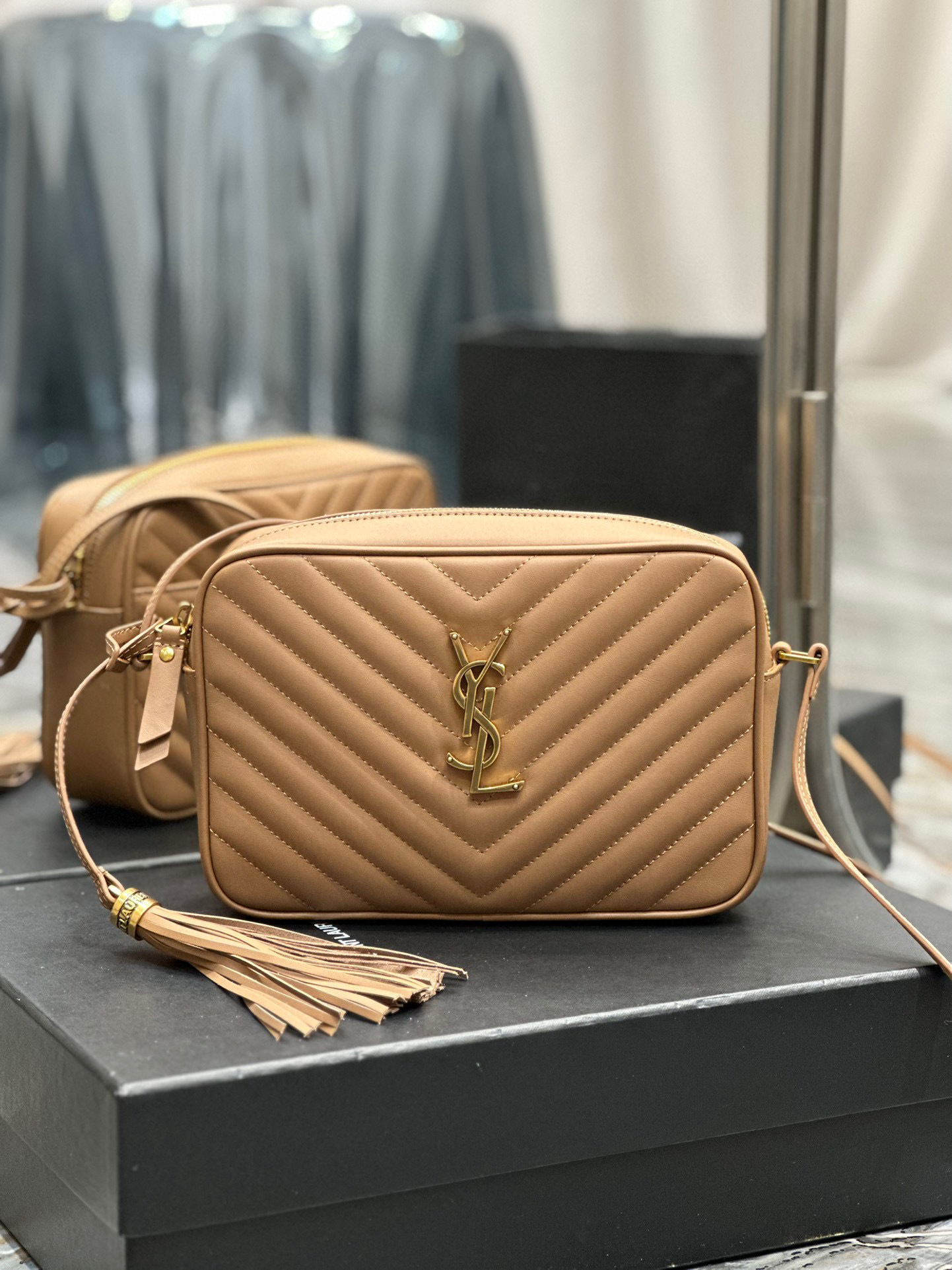 Borsa per fotocamera Yves Saint Laurent Lou Dimensioni: 23*16*6cm