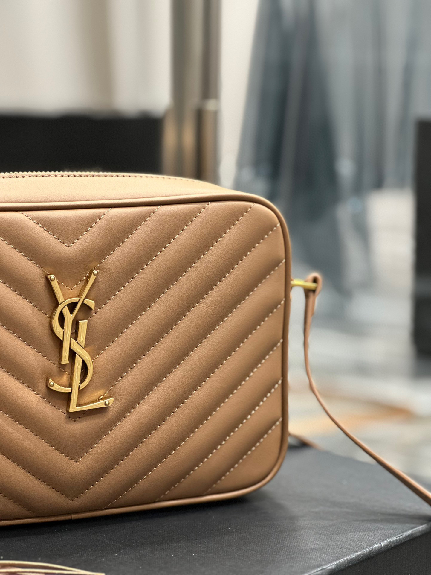 Borsa per fotocamera Yves Saint Laurent Lou Dimensioni: 23*16*6cm