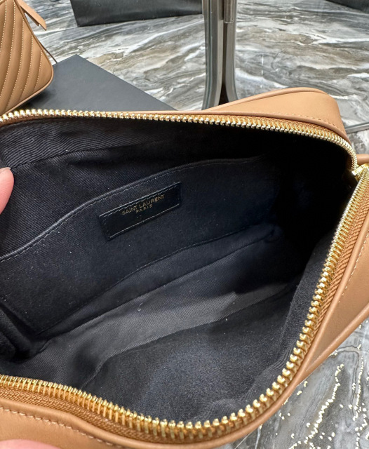 Borsa per fotocamera Yves Saint Laurent Lou Dimensioni: 23*16*6cm