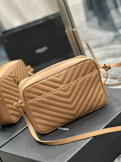 Borsa per fotocamera Yves Saint Laurent Lou Dimensioni: 23*16*6cm