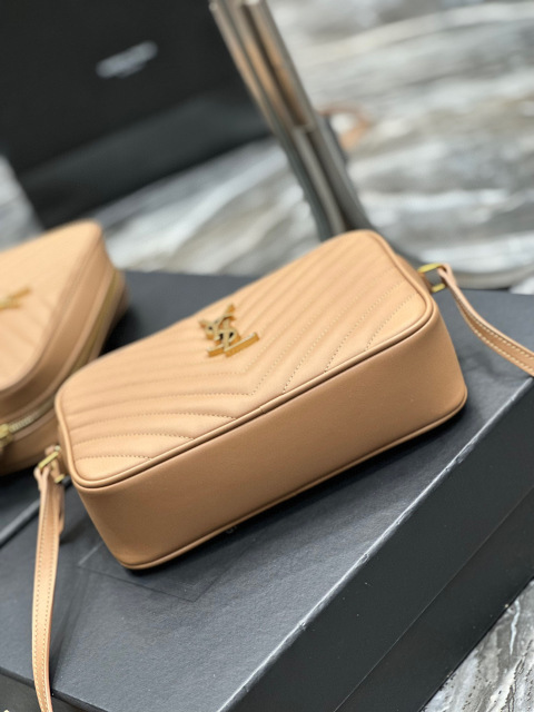Borsa per fotocamera Yves Saint Laurent Lou Dimensioni: 23*16*6cm