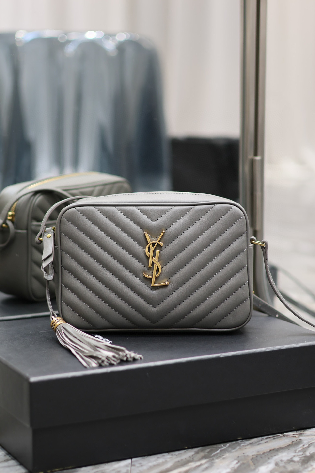 Yves Saint Laurent lou相机包尺寸：23*16*6cm