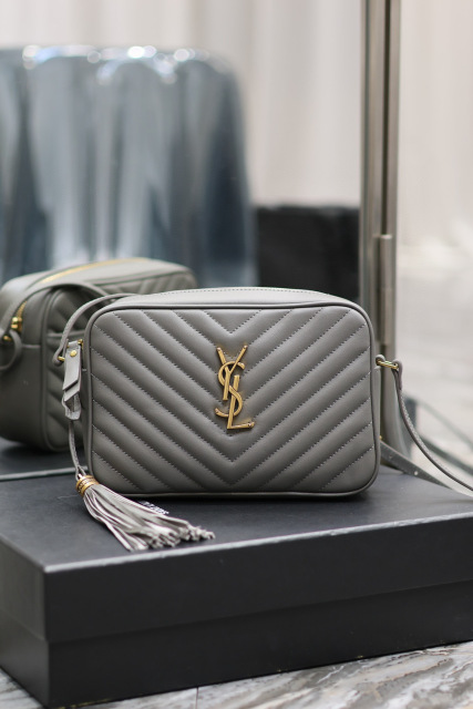 Yves Saint Laurent lou相机包尺寸：23*16*6cm