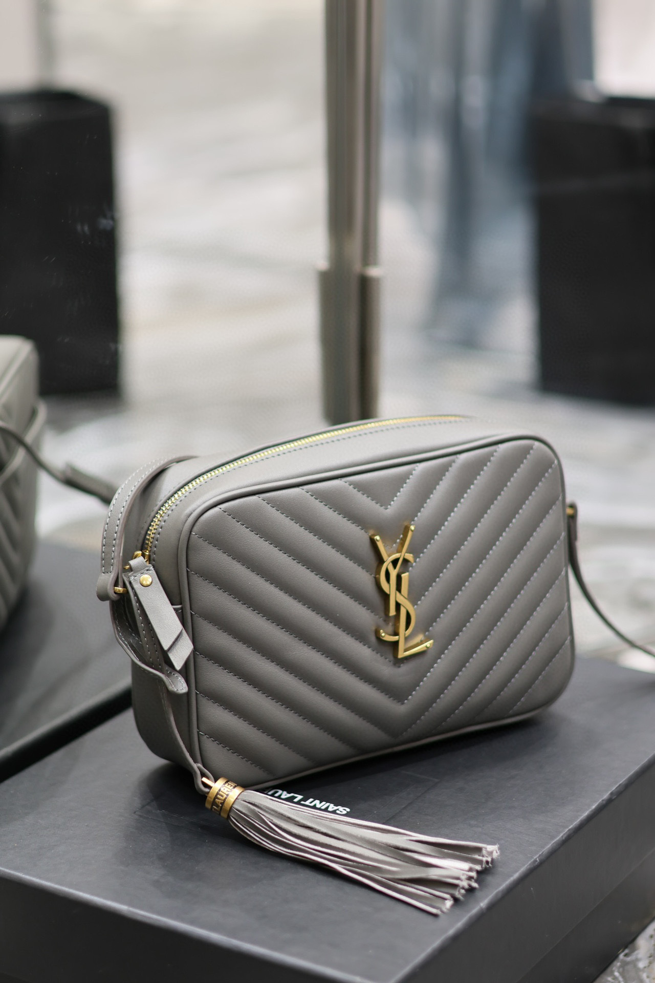 Yves Saint Laurent lou相机包尺寸：23*16*6cm