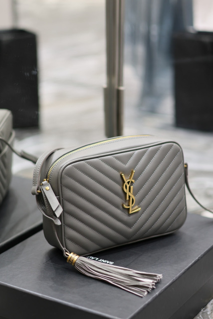 Yves Saint Laurent lou相机包尺寸：23*16*6cm