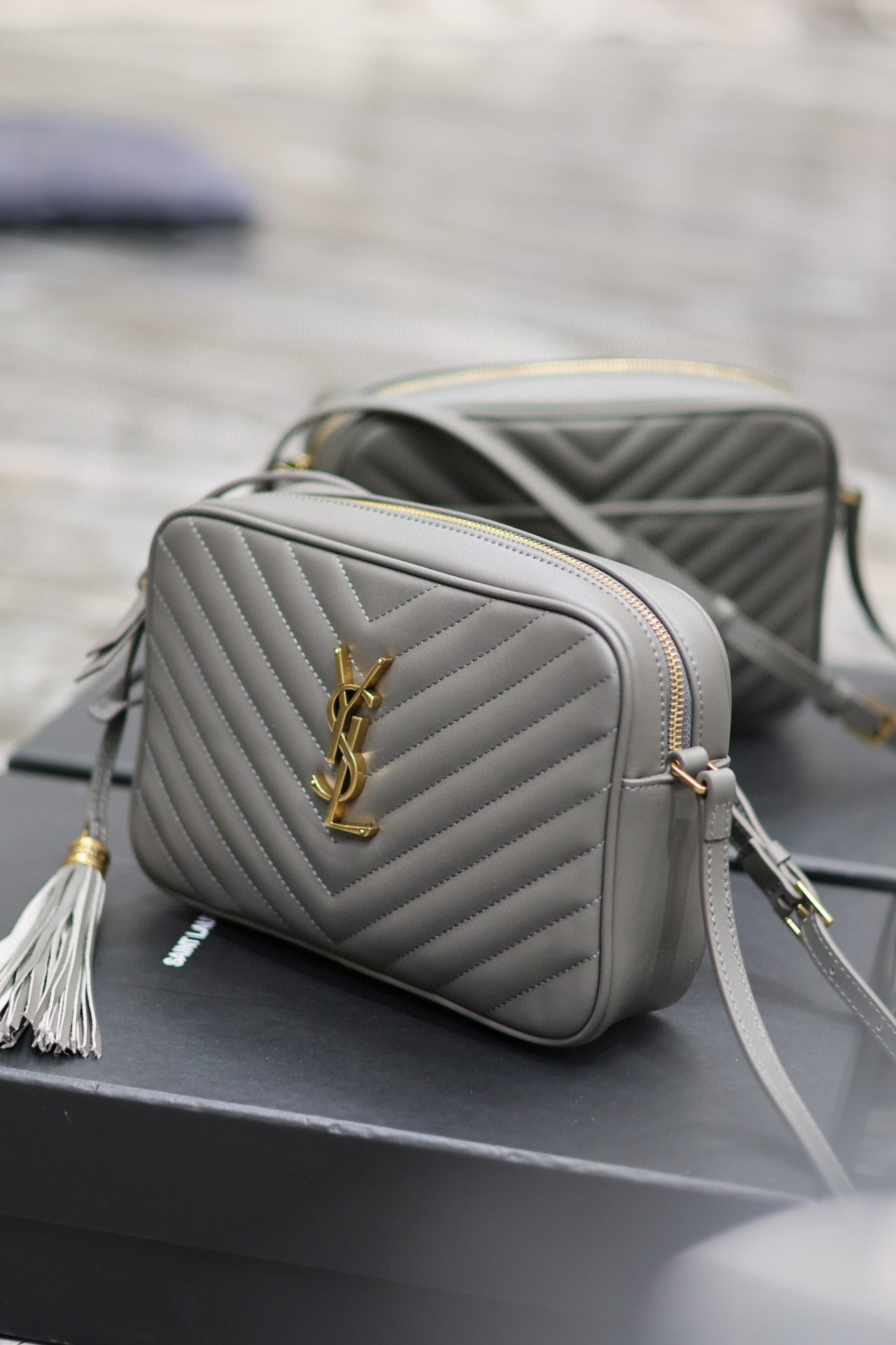 Yves Saint Laurent lou相机包尺寸：23*16*6cm