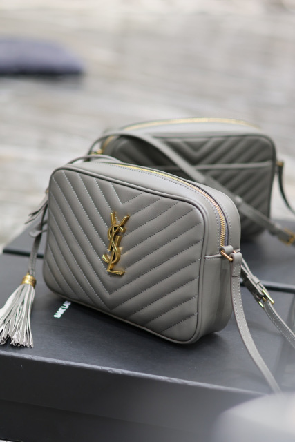 Yves Saint Laurent lou相机包尺寸：23*16*6cm