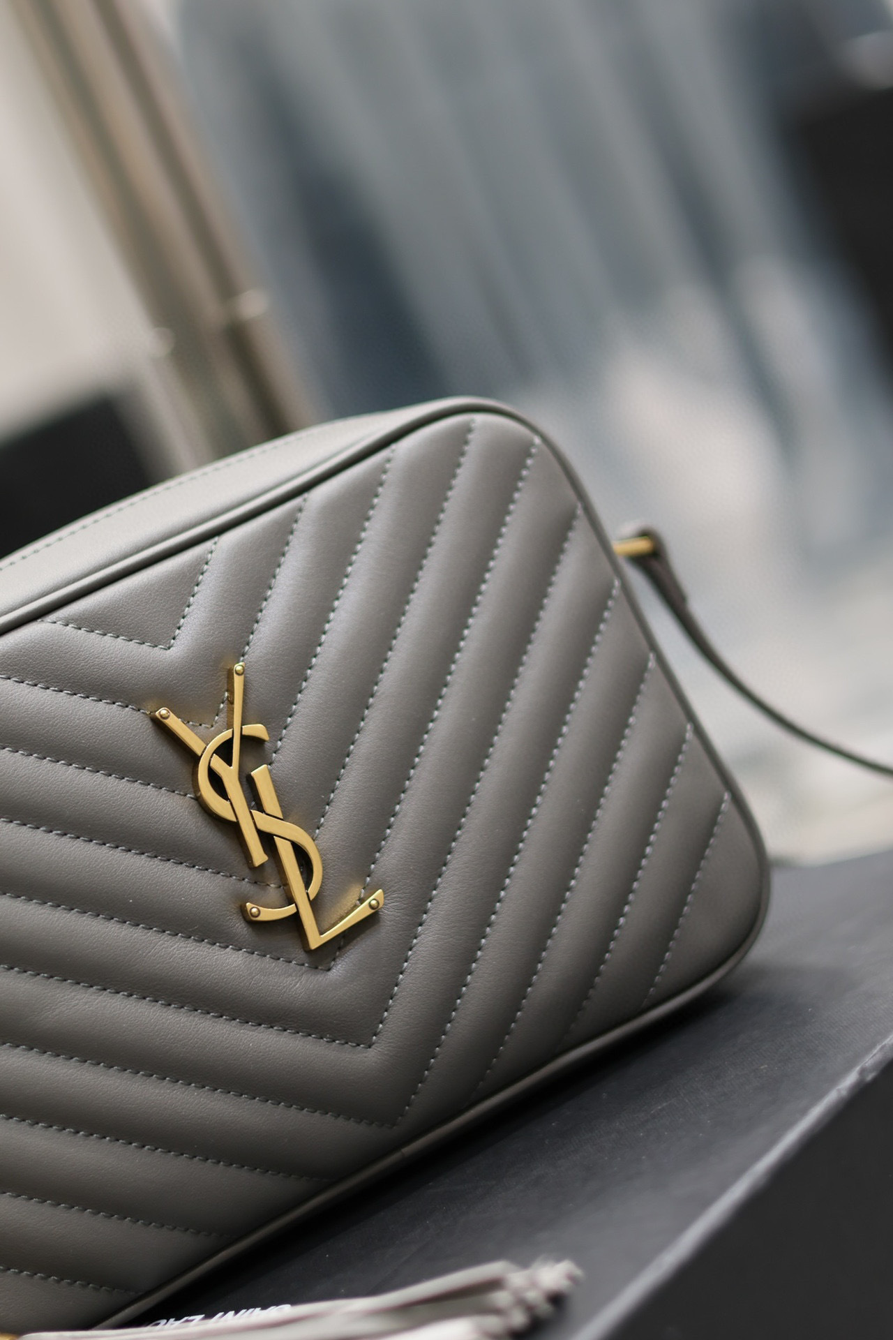 Yves Saint Laurent lou相机包尺寸：23*16*6cm