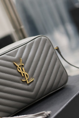 Yves Saint Laurent lou相机包尺寸：23*16*6cm