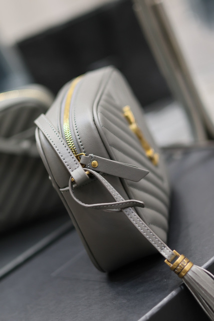 Yves Saint Laurent lou相机包尺寸：23*16*6cm
