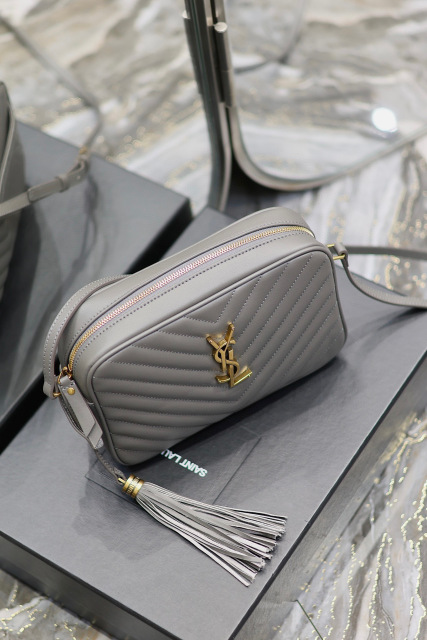 Yves Saint Laurent lou相机包尺寸：23*16*6cm