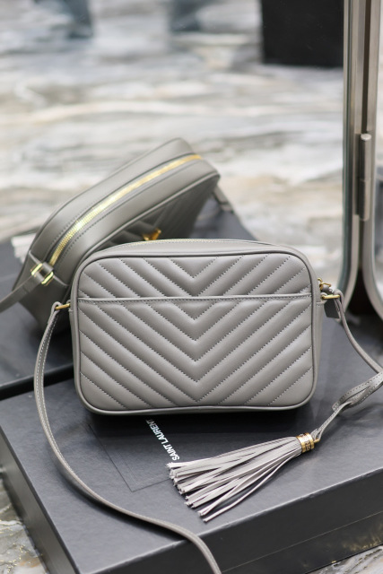 Yves Saint Laurent lou相机包尺寸：23*16*6cm