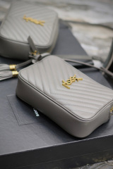 Yves Saint Laurent lou相机包尺寸：23*16*6cm