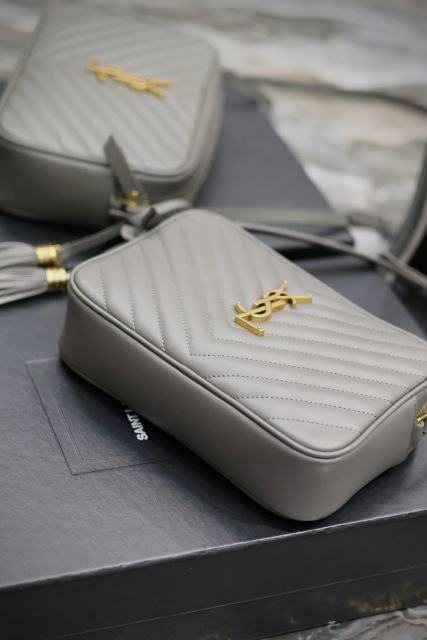 Yves Saint Laurent lou相机包尺寸：23*16*6cm
