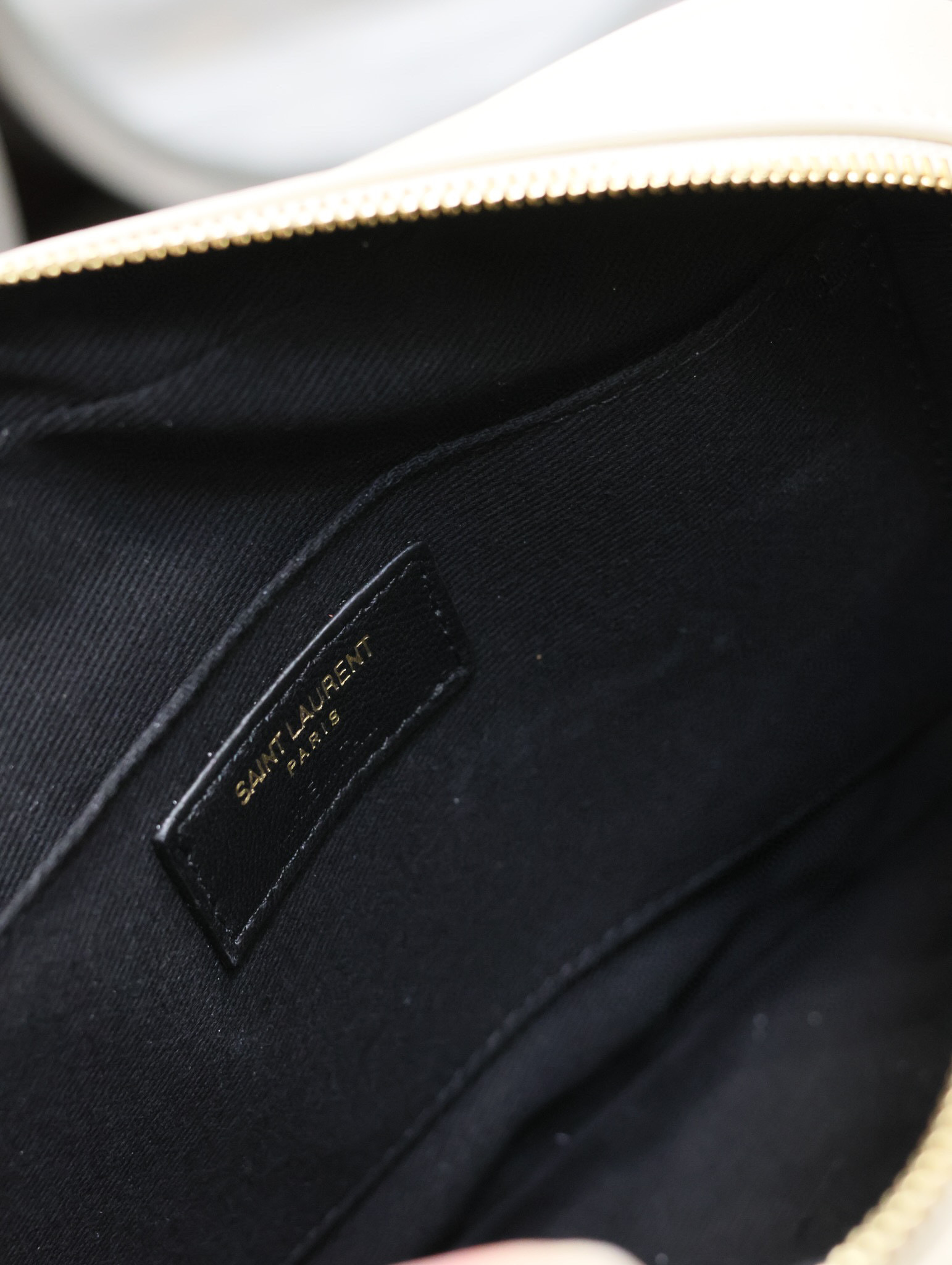 Yves Saint Laurent Lou Kameratasche Größe: 23 * 16 * 6 cm