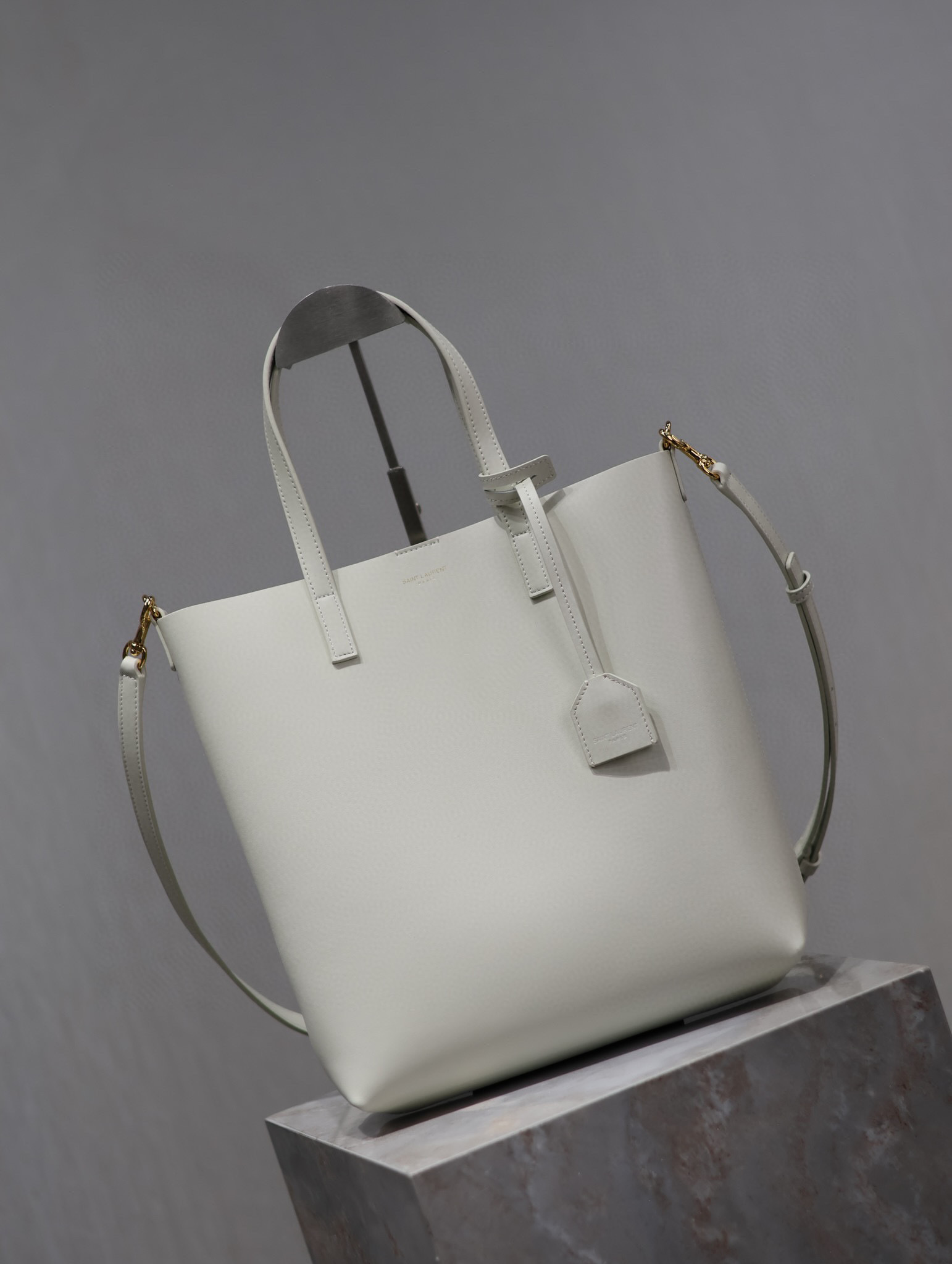 Einkaufstasche von Yves Saint Laurent, Größe: 25 x 28 x 8 cm