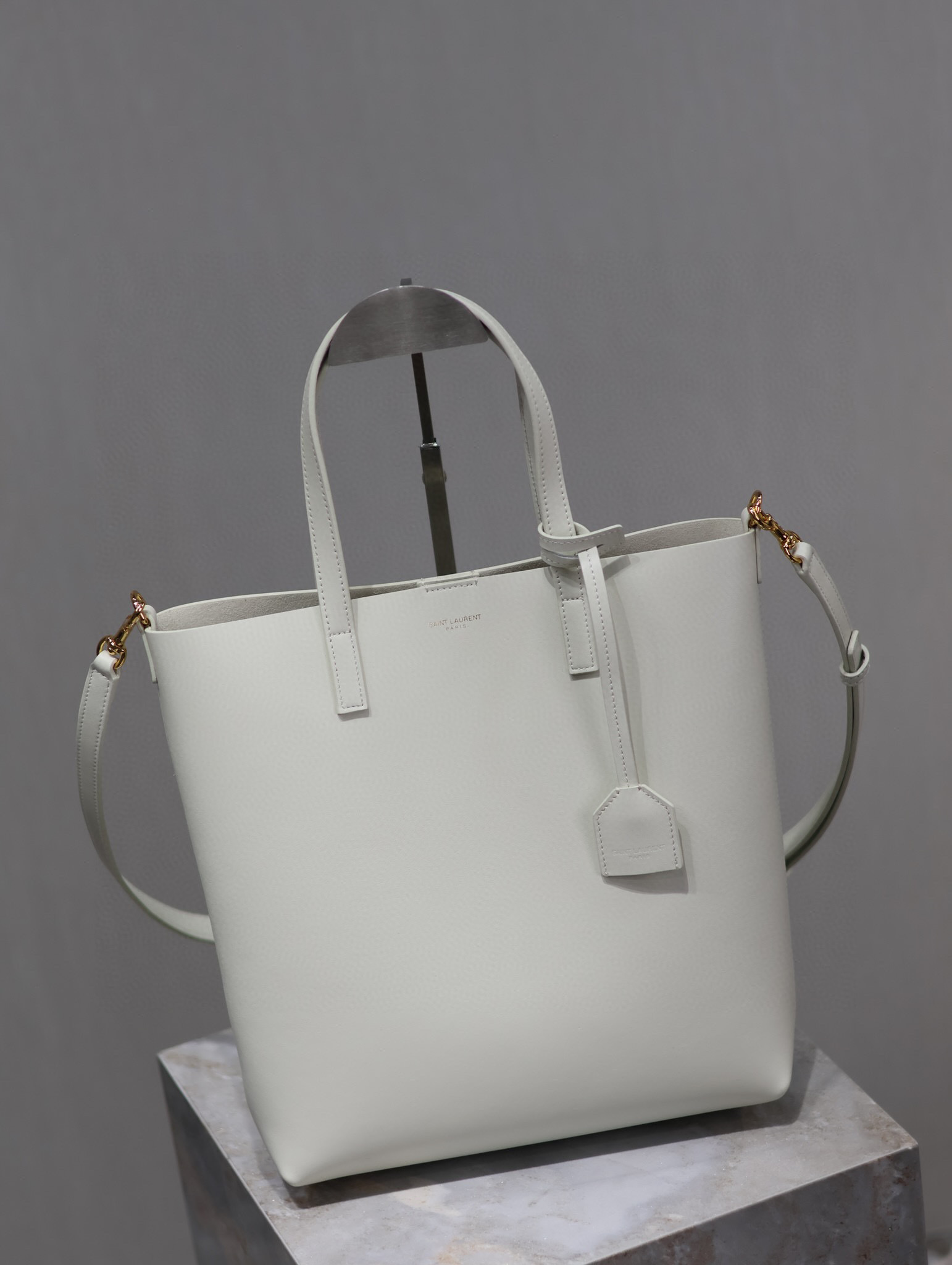Einkaufstasche von Yves Saint Laurent, Größe: 25 x 28 x 8 cm