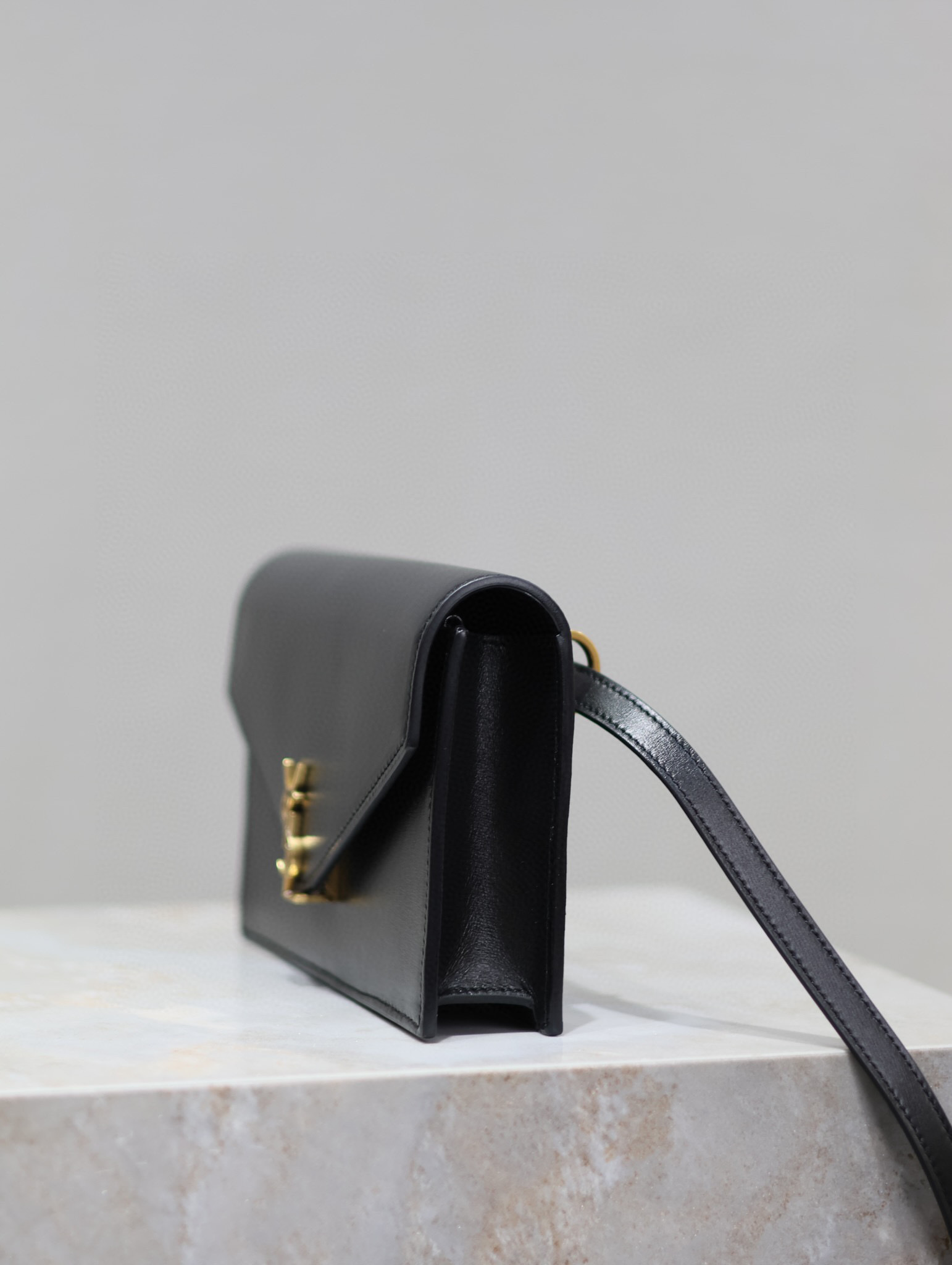 Yves Saint Laurent Voltaire Tasche Größe: 19 * 12 * 3,5 cm