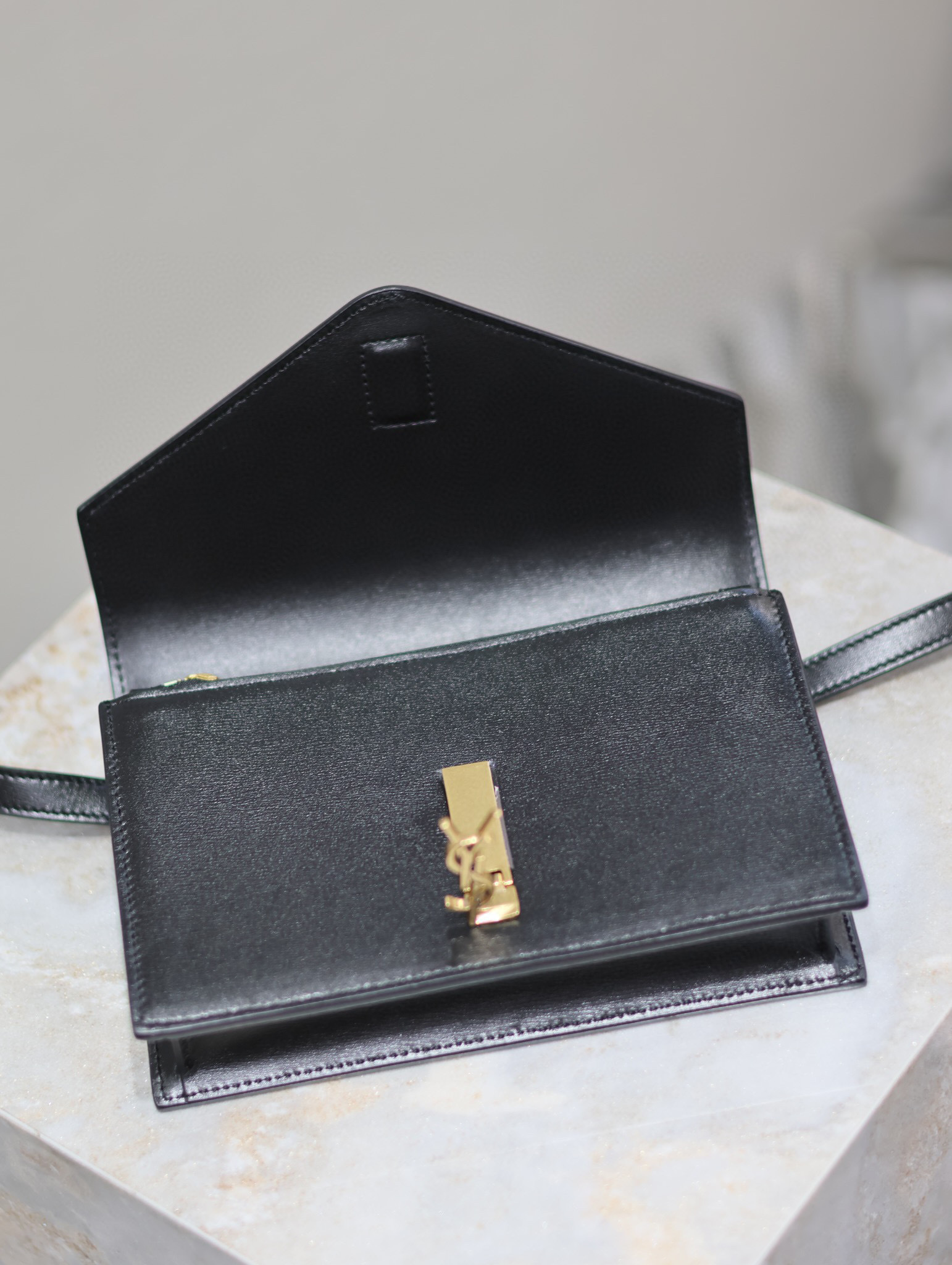 Yves Saint Laurent Voltaire Tasche Größe: 19 * 12 * 3,5 cm