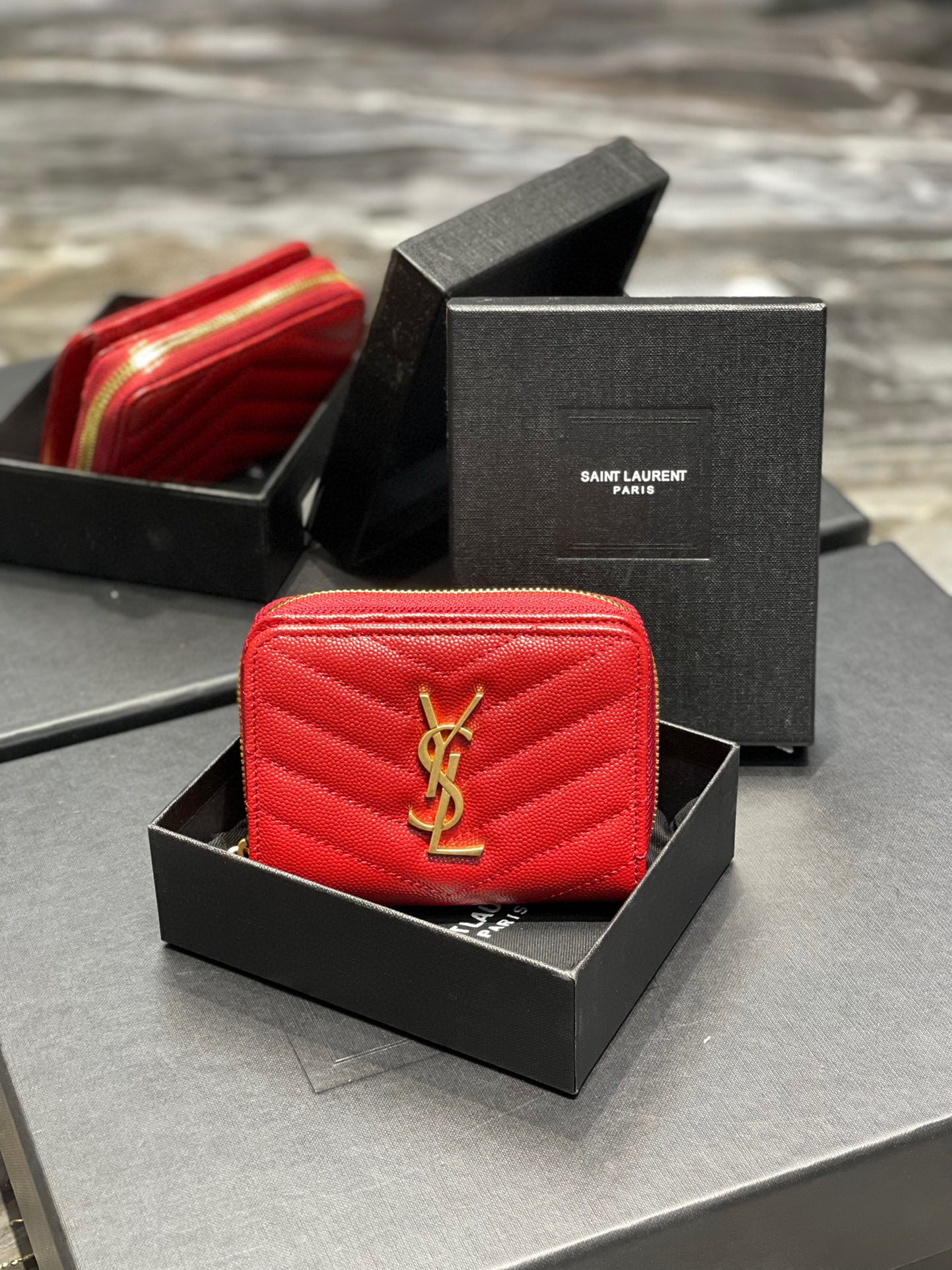 Yves Saint Laurent Monogramm-Tasche Größe: 12 x 10 x 3 cm