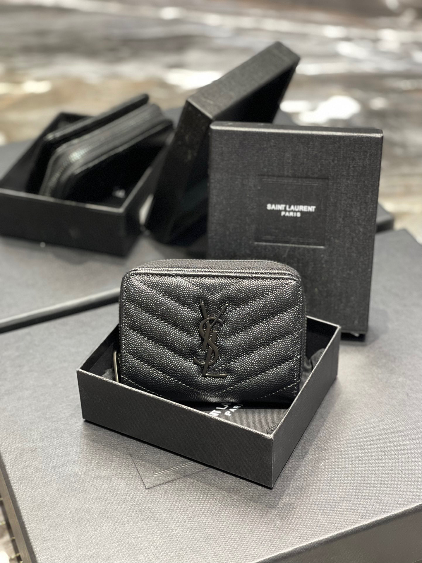 Yves Saint Laurent Monogramm-Tasche Größe: 12 x 10 x 3 cm