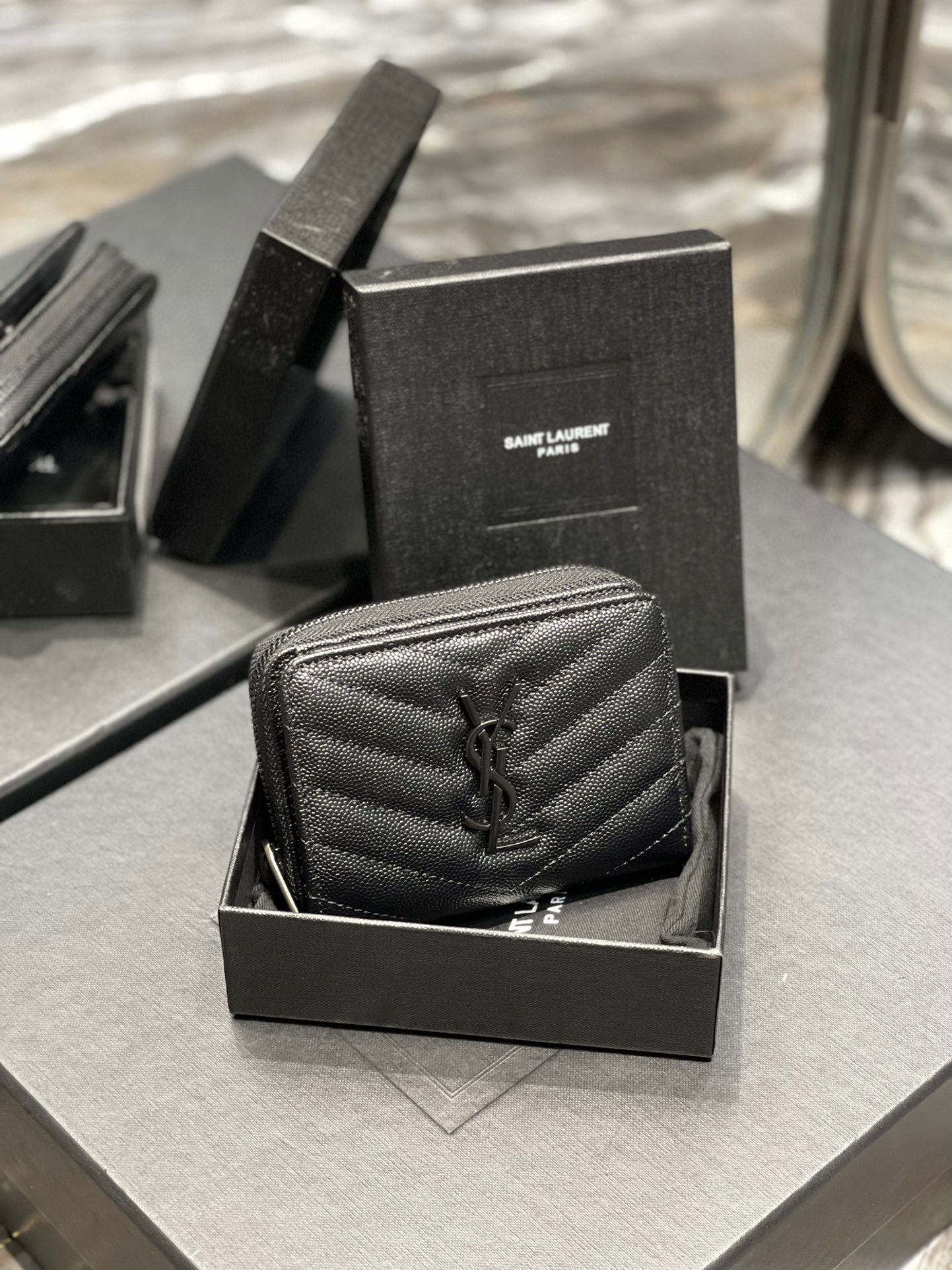 Yves Saint Laurent Monogramm-Tasche Größe: 12 x 10 x 3 cm