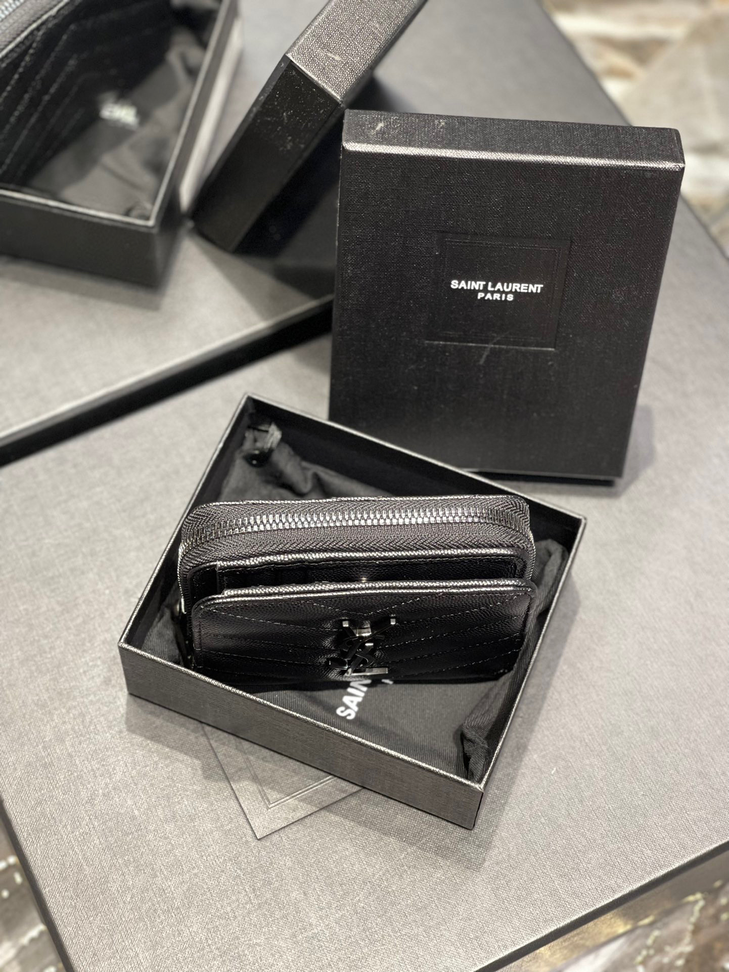 Yves Saint Laurent Monogramm-Tasche Größe: 12 x 10 x 3 cm