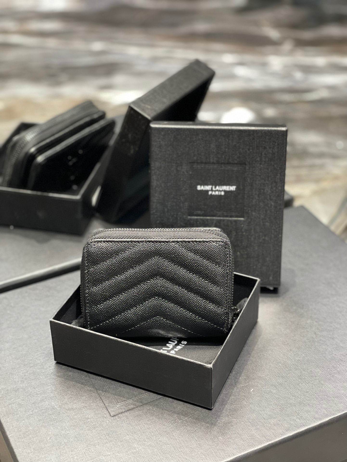 Yves Saint Laurent Monogramm-Tasche Größe: 12 x 10 x 3 cm
