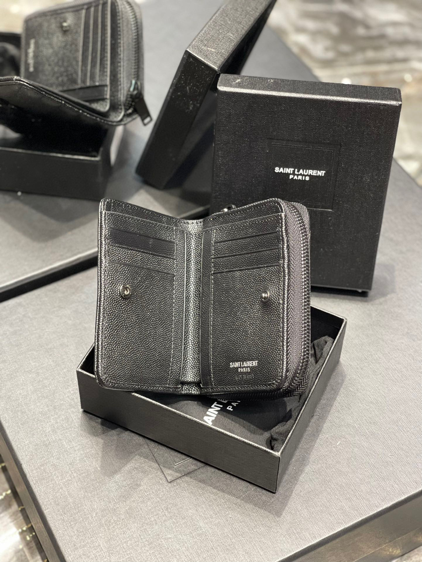Yves Saint Laurent Monogramm-Tasche Größe: 12 x 10 x 3 cm