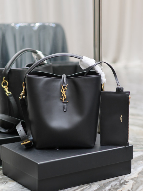 Yves Saint Laurent Beuteltasche Größe: 26 x 20 x 12 cm