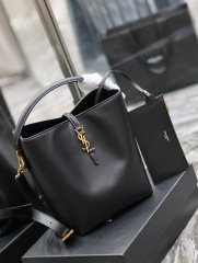Yves Saint Laurent Beuteltasche Größe: 26 x 20 x 12 cm