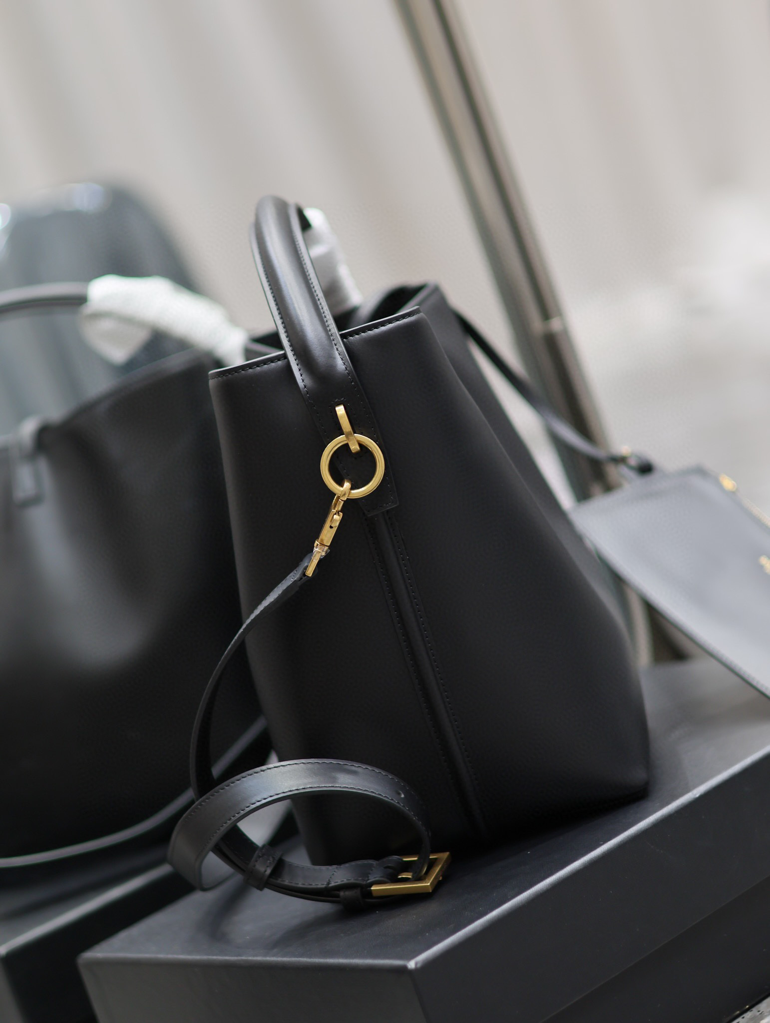 Yves Saint Laurent Beuteltasche Größe: 26 x 20 x 12 cm