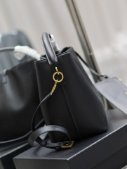 Yves Saint Laurent Beuteltasche Größe: 26 x 20 x 12 cm
