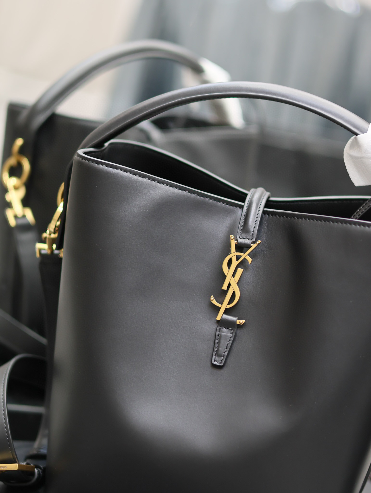 Yves Saint Laurent Beuteltasche Größe: 26 x 20 x 12 cm