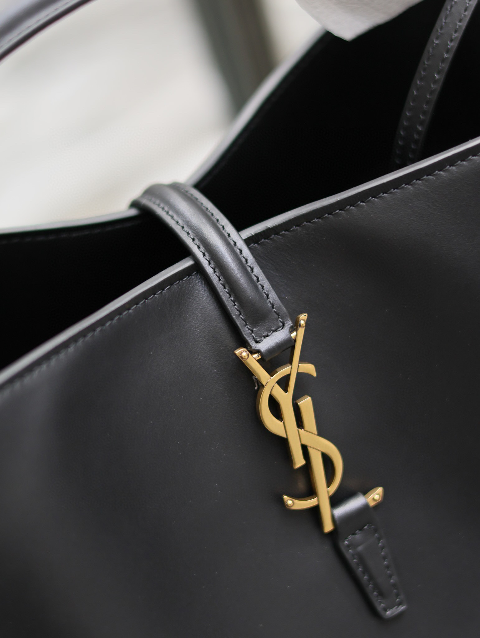 Yves Saint Laurent Beuteltasche Größe: 26 x 20 x 12 cm