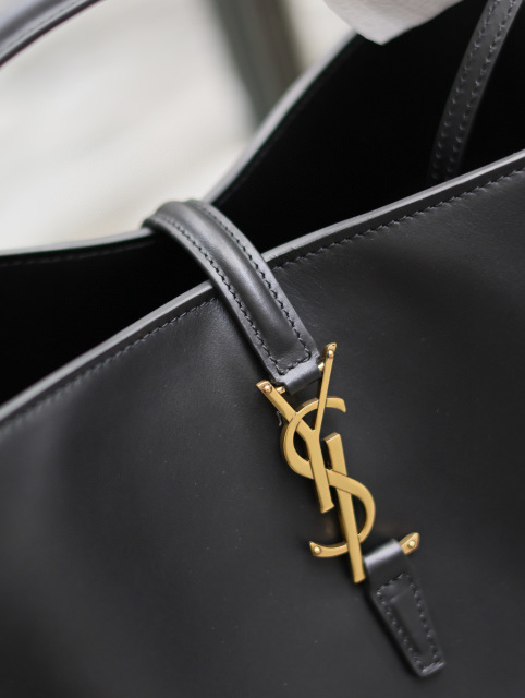 Yves Saint Laurent Beuteltasche Größe: 26 x 20 x 12 cm