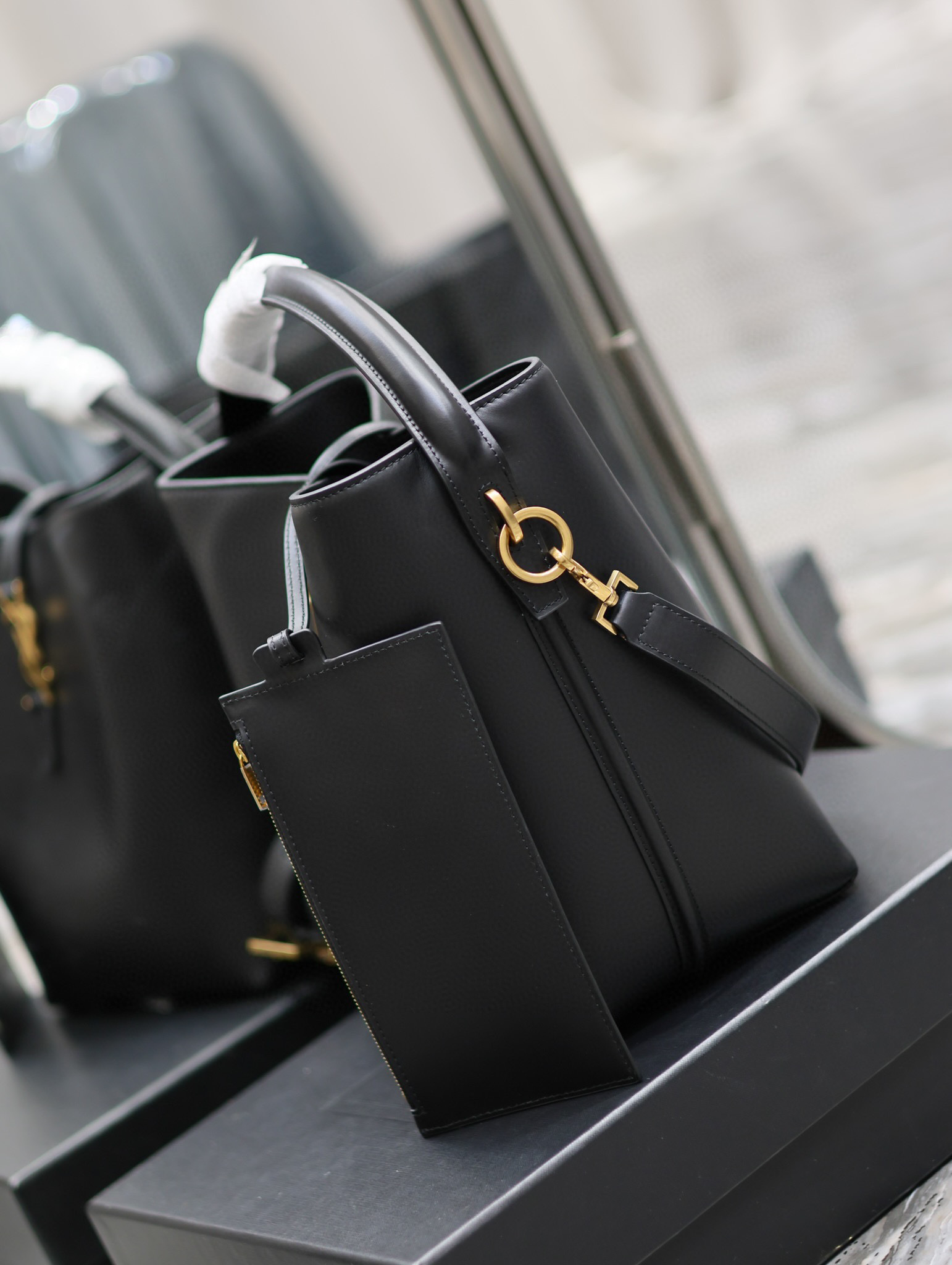 Yves Saint Laurent Beuteltasche Größe: 26 x 20 x 12 cm