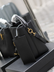 Yves Saint Laurent Beuteltasche Größe: 26 x 20 x 12 cm