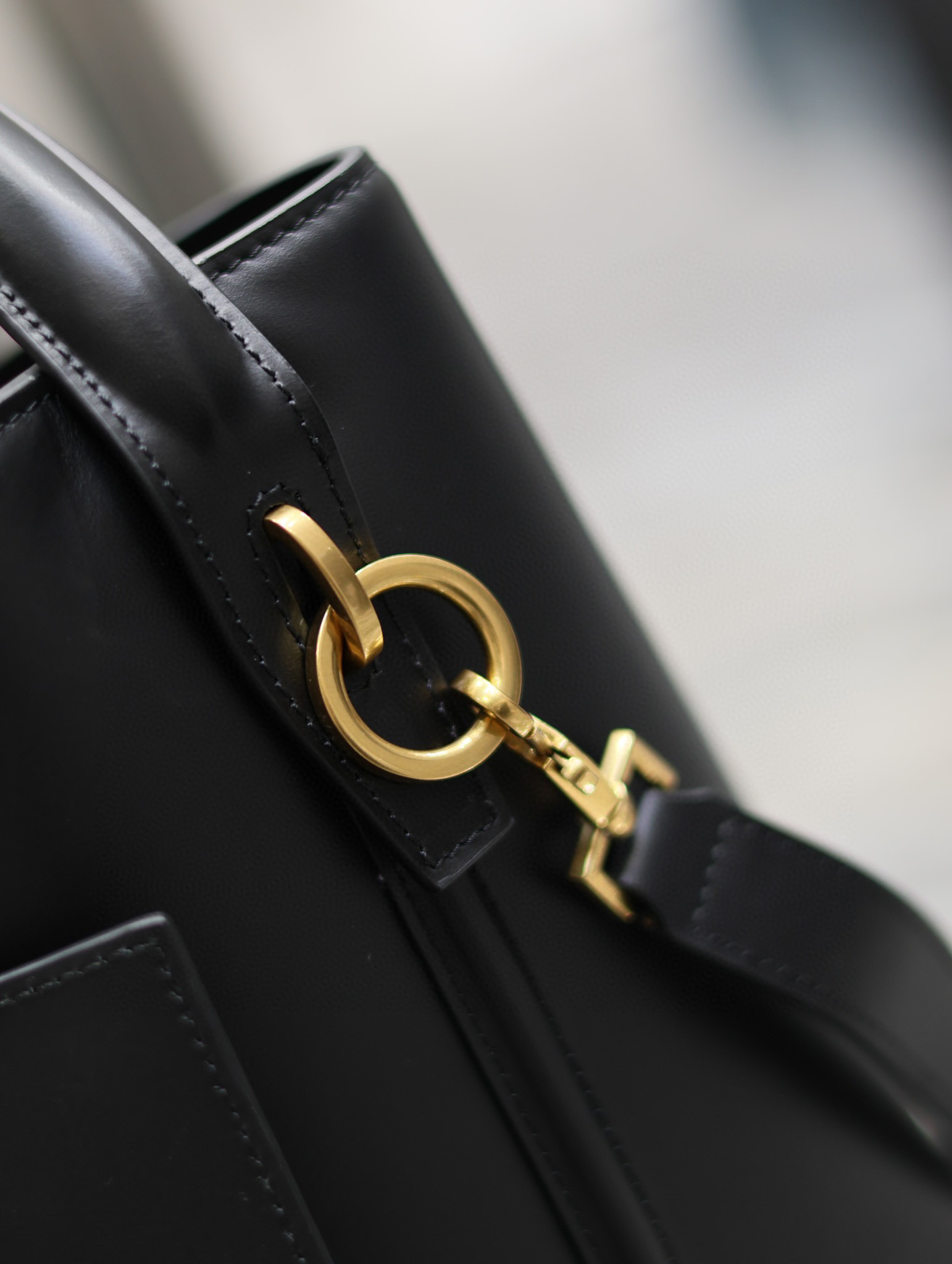 Yves Saint Laurent Beuteltasche Größe: 26 x 20 x 12 cm
