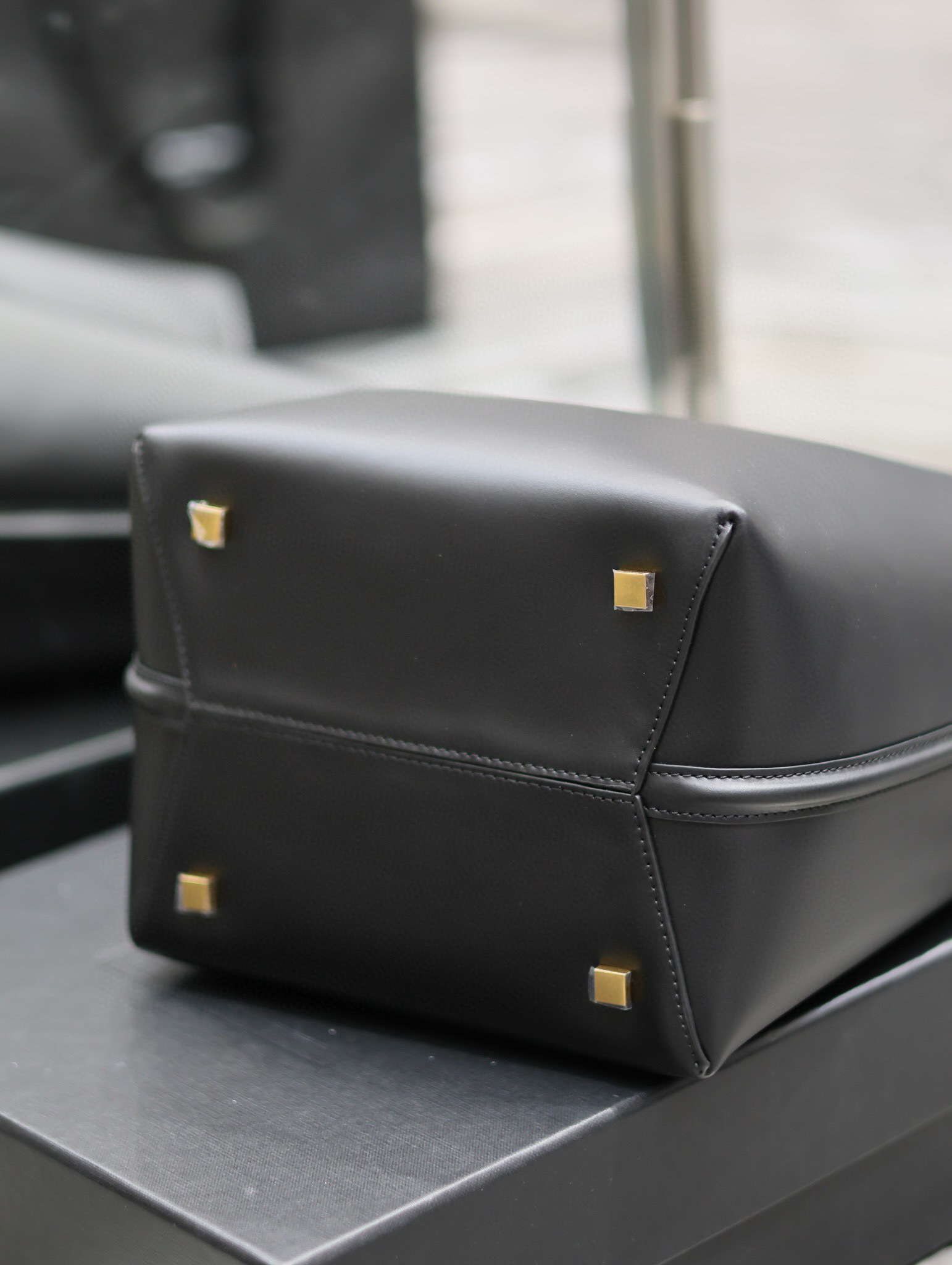 Yves Saint Laurent Beuteltasche Größe: 26 x 20 x 12 cm