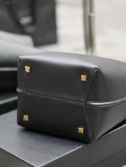 Yves Saint Laurent Beuteltasche Größe: 26 x 20 x 12 cm