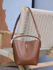 Yves Saint Laurent Beuteltasche Größe: 26 x 20 x 12 cm