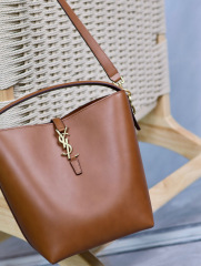 Yves Saint Laurent Beuteltasche Größe: 26 x 20 x 12 cm