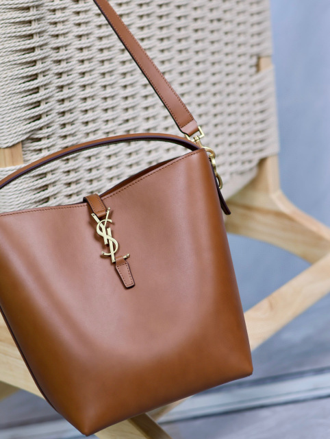 Yves Saint Laurent Beuteltasche Größe: 26 x 20 x 12 cm