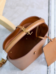 Yves Saint Laurent Beuteltasche Größe: 26 x 20 x 12 cm